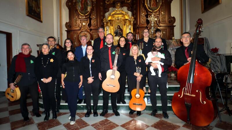 La rondalla de La Barqueta llena la iglesia de Sant Jaume y Santa Anna en su Concert de Nadal