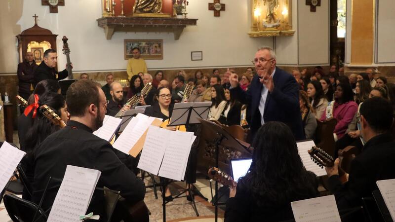 La rondalla de La Barqueta llena la iglesia de Sant Jaume y Santa Anna en su Concert de Nadal