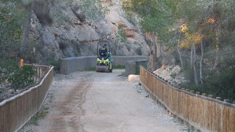 Benidorm mejora y acondiciona los senderos del parque urbano El Moralet