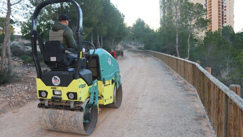 Benidorm mejora y acondiciona los senderos del parque urbano El Moralet