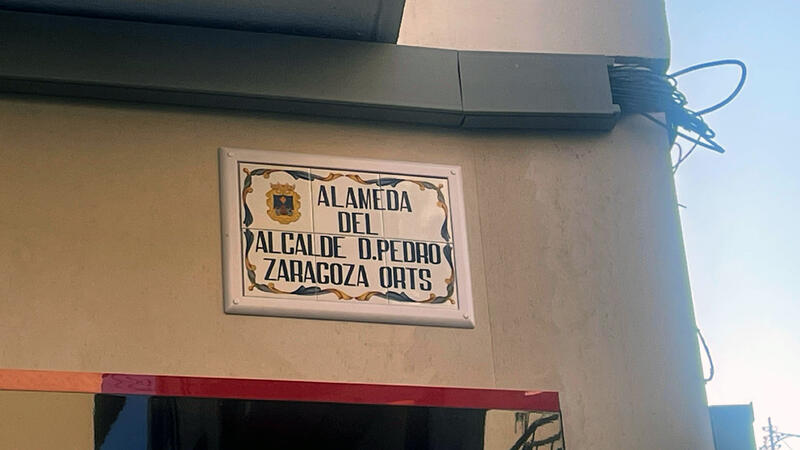 El Ayuntamiento renueva alrededor de 70 placas nominativas en las calles del casco antiguo