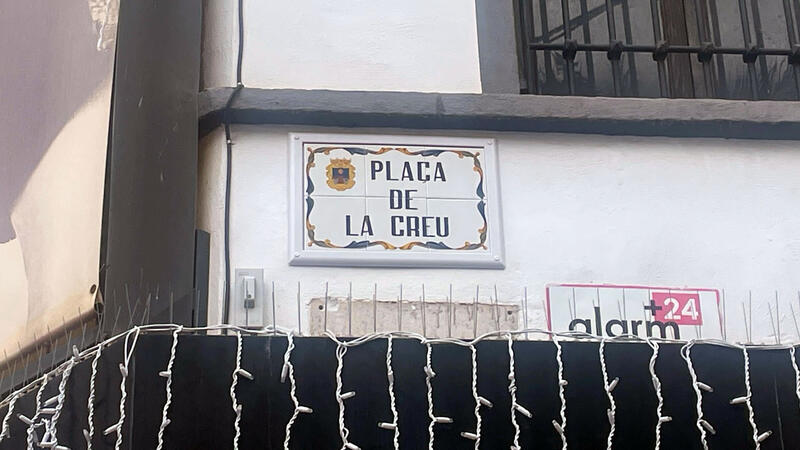 El Ayuntamiento renueva alrededor de 70 placas nominativas en las calles del casco antiguo