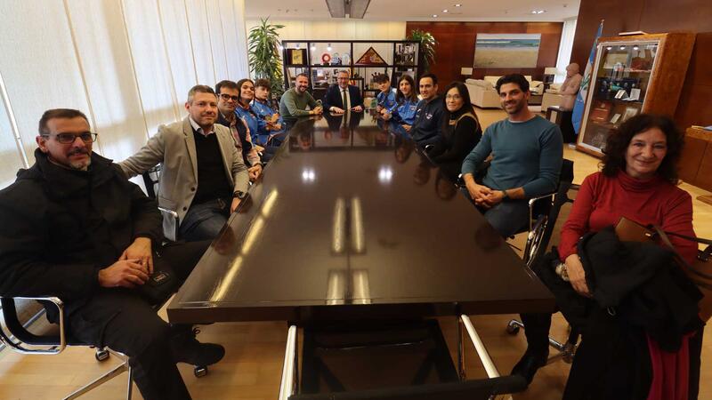 Toni Pérez recibe a los jugadores del Balonmano Benidorm que han disputado el Campeonato de España de Selecciones Autonómicas