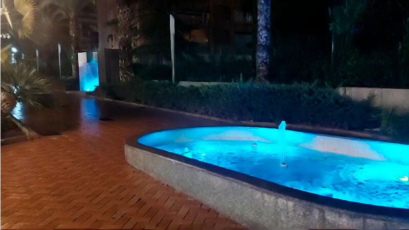 Benidorm ilumina dos fuentes en el Rincón de Loix y el centro para mejorar la estética de la zona