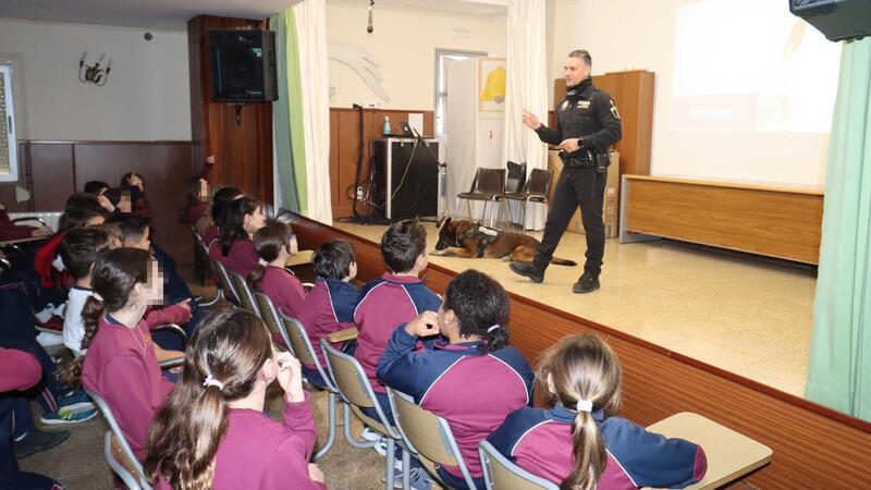 La Unidad K9 de la Policía Local vuelve a visitar desde hoy todos los colegios de Benidorm