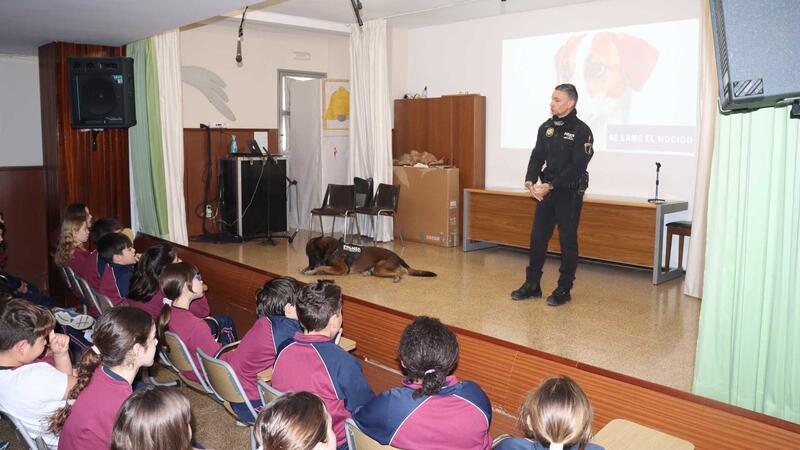 La Unidad K9 de la Policía Local vuelve a visitar desde hoy todos los colegios de Benidorm