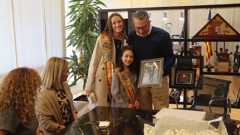El alcalde recibe a las reinas de las Festes Majors Patronals 2025, Paula Pascual y Aitana Pérez