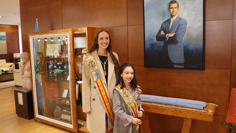 El alcalde recibe a las reinas de las Festes Majors Patronals 2025, Paula Pascual y Aitana Pérez