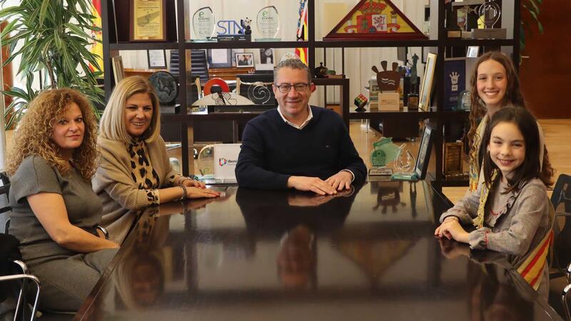 El alcalde recibe a las reinas de las Festes Majors Patronals 2025, Paula Pascual y Aitana Pérez