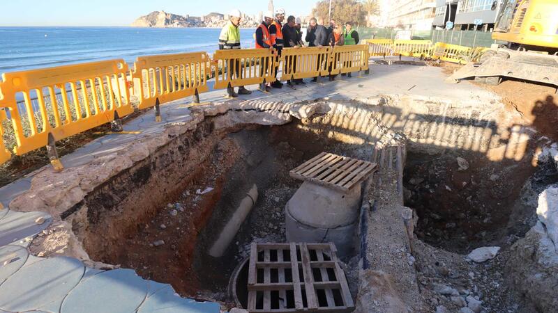 The works to improve the sewage system in Armada Española and the drainage of rainwater in Elche Park are progressing at a good pace