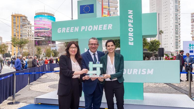 La Comissió Europea fa lliurament a Benidorm el distintiu que el reconeix com a Pioner Verd del Turisme Intel·ligent de la UE per a 2025