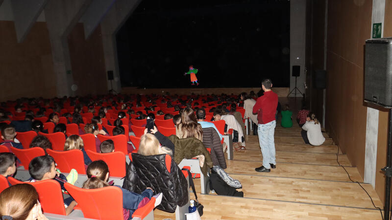 El ciclo ‘Joves Espectadors’ reúne a cerca de 900 escolares de Primaria en el auditorio del Centro Cultural de Benidorm 