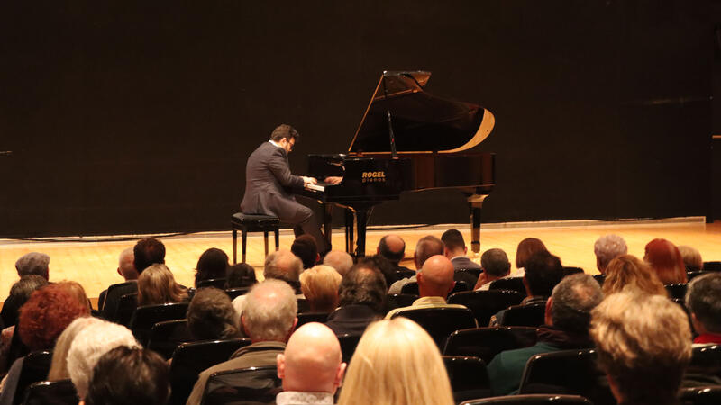 The virtuosity of the Italian Fabio Afrune enchants the audience attending the third concert of Great Recitals Cycle