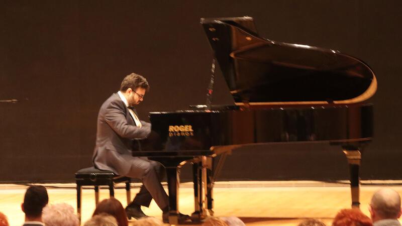 The virtuosity of the Italian Fabio Afrune enchants the audience attending the third concert of Great Recitals Cycle