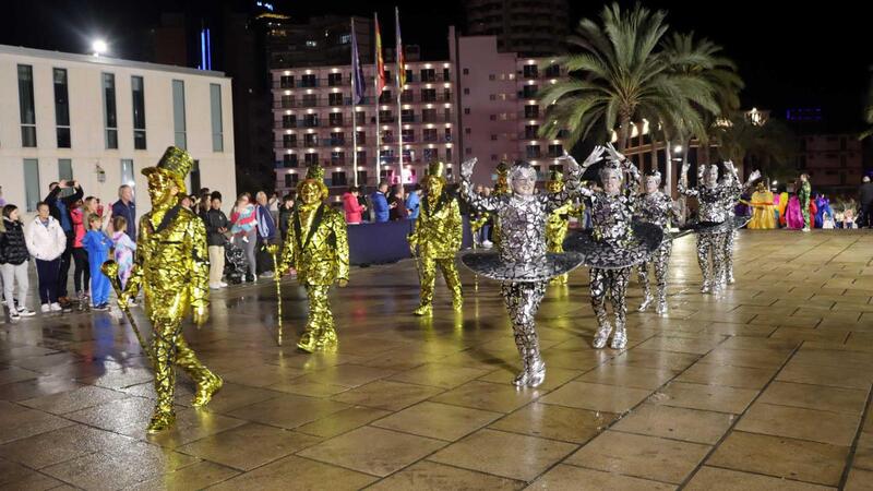 Elaborats i originals disfresses i les ganes de Carnestoltes poden amb la pluja a Benidorm