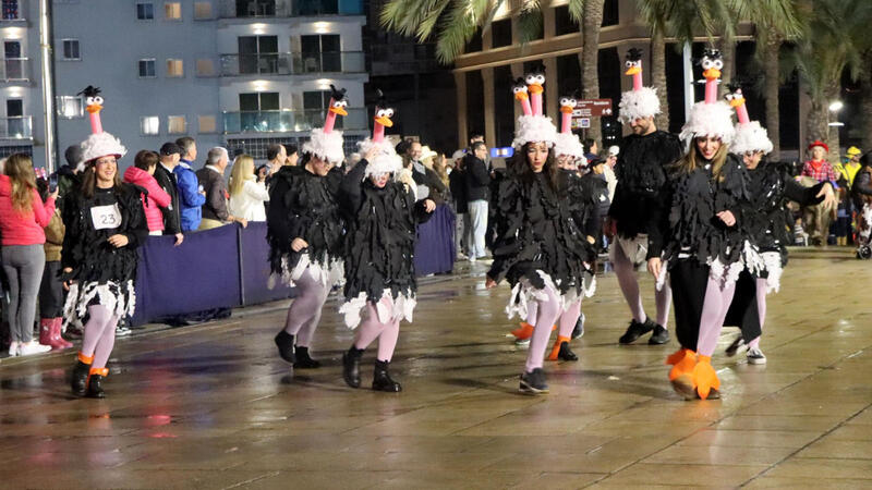 Elaborats i originals disfresses i les ganes de Carnestoltes poden amb la pluja a Benidorm