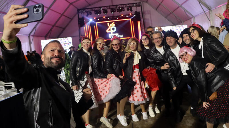 Elaborats i originals disfresses i les ganes de Carnestoltes poden amb la pluja a Benidorm