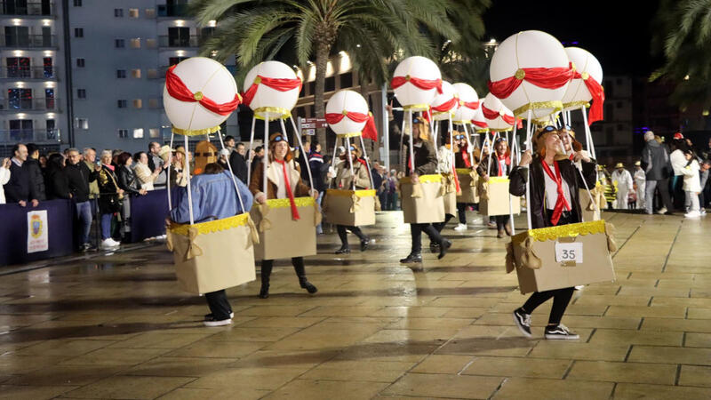Elaborats i originals disfresses i les ganes de Carnestoltes poden amb la pluja a Benidorm