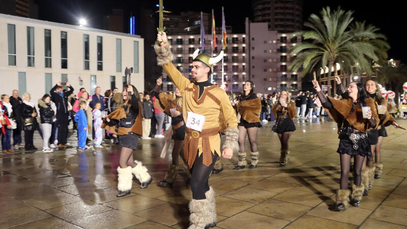 Elaborats i originals disfresses i les ganes de Carnestoltes poden amb la pluja a Benidorm