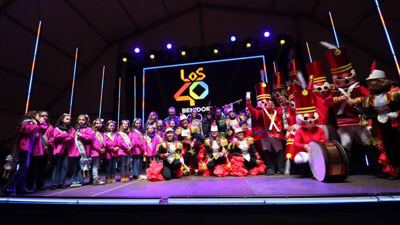 Elaborats i originals disfresses i les ganes de Carnestoltes poden amb la pluja a Benidorm