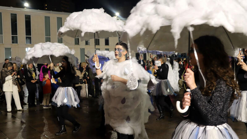 Elaborats i originals disfresses i les ganes de Carnestoltes poden amb la pluja a Benidorm
