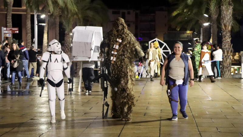 Elaborats i originals disfresses i les ganes de Carnestoltes poden amb la pluja a Benidorm