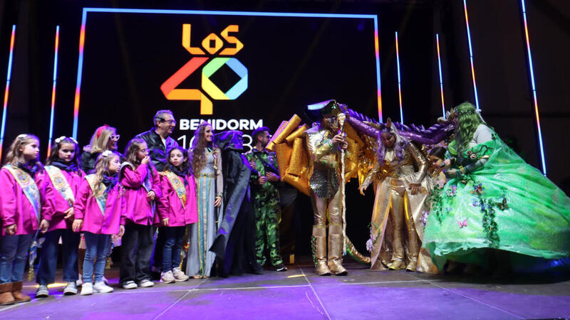 Elaborats i originals disfresses i les ganes de Carnestoltes poden amb la pluja a Benidorm