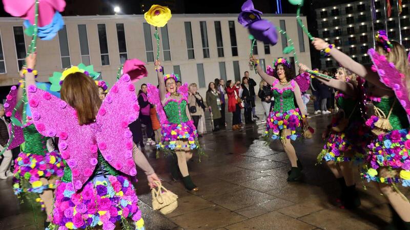 Elaborats i originals disfresses i les ganes de Carnestoltes poden amb la pluja a Benidorm