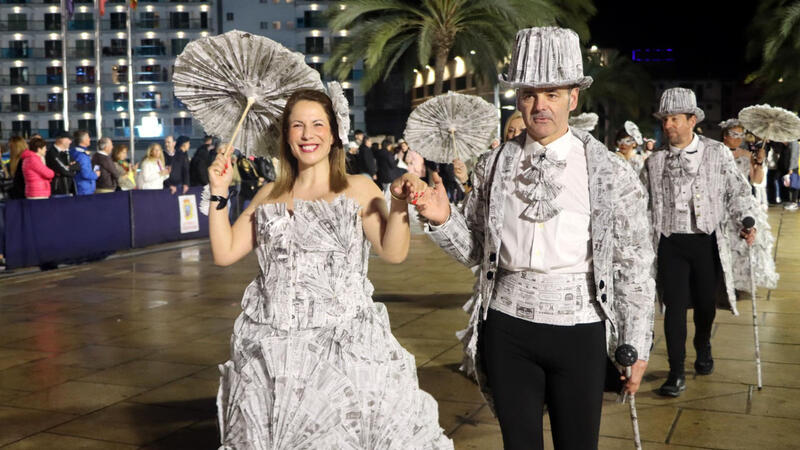 Elaborats i originals disfresses i les ganes de Carnestoltes poden amb la pluja a Benidorm