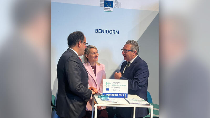 Toni Pérez, junto a Bonifacio García Porras, jefe de Unidad de Proximidad, Economía Social e Industrias Creativas, Dirección General de Crecimiento (DG GROW) de la Comisión Europea; y Natalia Martínez Páramo, jefa de Unidad del Pilar SMP/SME, Mercado Interior y Apoyo a la Normalización, EISMEA. 