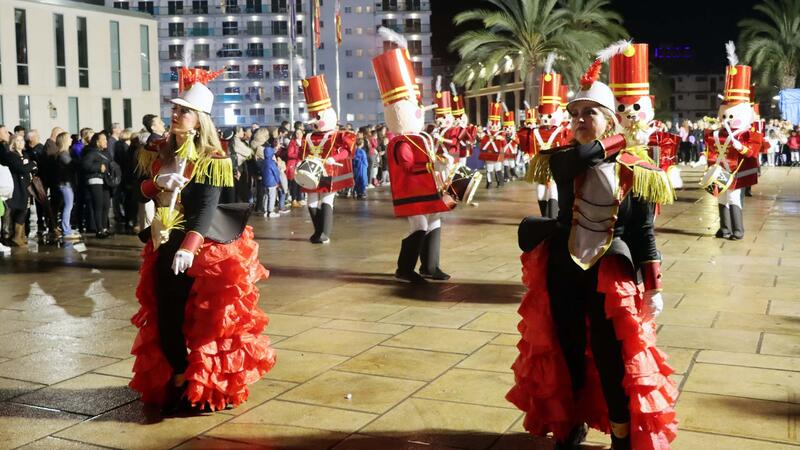 Elaborats i originals disfresses i les ganes de Carnestoltes poden amb la pluja a Benidorm