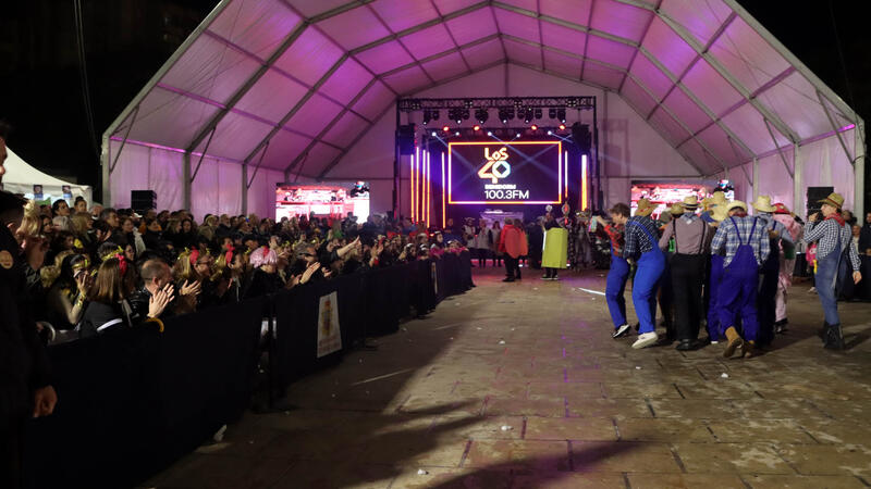 Elaborats i originals disfresses i les ganes de Carnestoltes poden amb la pluja a Benidorm