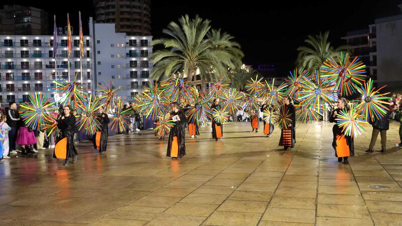 Elaborats i originals disfresses i les ganes de Carnestoltes poden amb la pluja a Benidorm