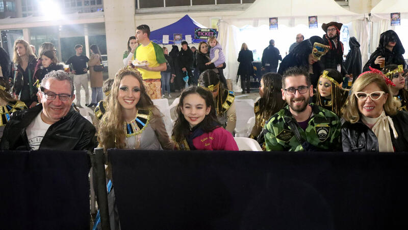 Elaborats i originals disfresses i les ganes de Carnestoltes poden amb la pluja a Benidorm