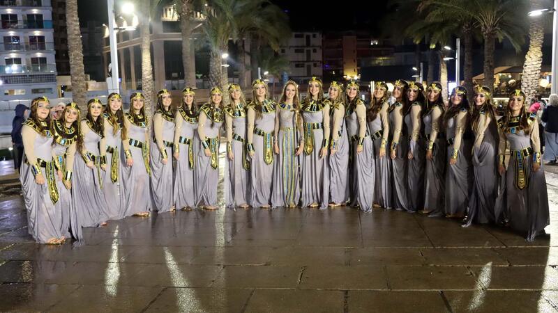 Elaborats i originals disfresses i les ganes de Carnestoltes poden amb la pluja a Benidorm
