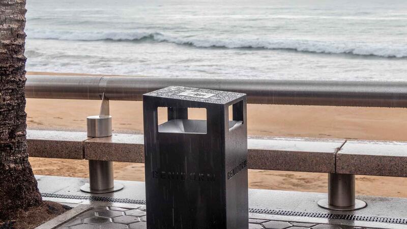Benidorm renova les papereres del Passeig de Llevant amb un model que multiplica la capacitat fins als 250 litres