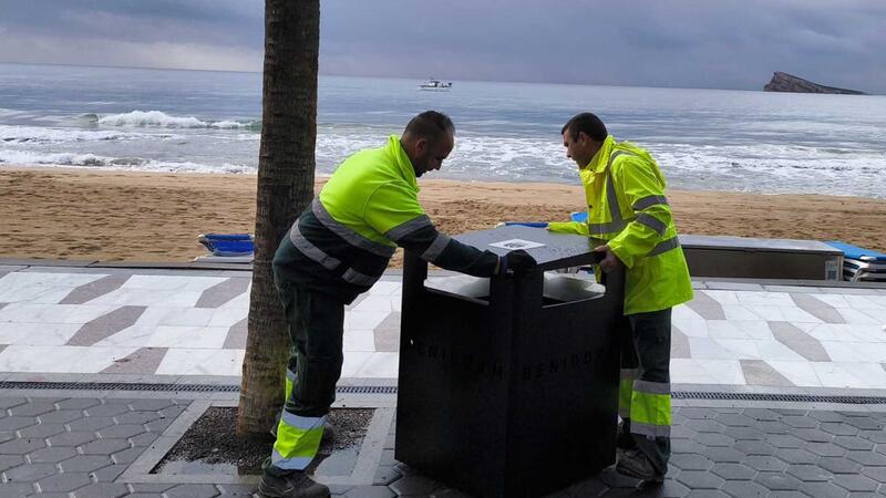 Benidorm renova les papereres del Passeig de Llevant amb un model que multiplica la capacitat fins als 250 litres
