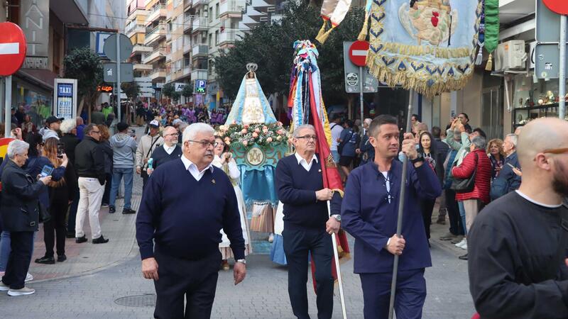 Benidorm torna a mostrar la seua devoció per la Mare de Déu amb una multitudinària ofrena en el 285 aniversari de la Trobada