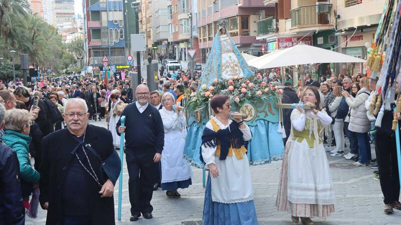 Benidorm torna a mostrar la seua devoció per la Mare de Déu amb una multitudinària ofrena en el 285 aniversari de la Trobada