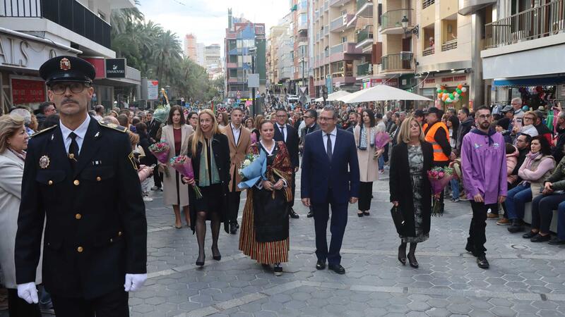 Benidorm torna a mostrar la seua devoció per la Mare de Déu amb una multitudinària ofrena en el 285 aniversari de la Trobada