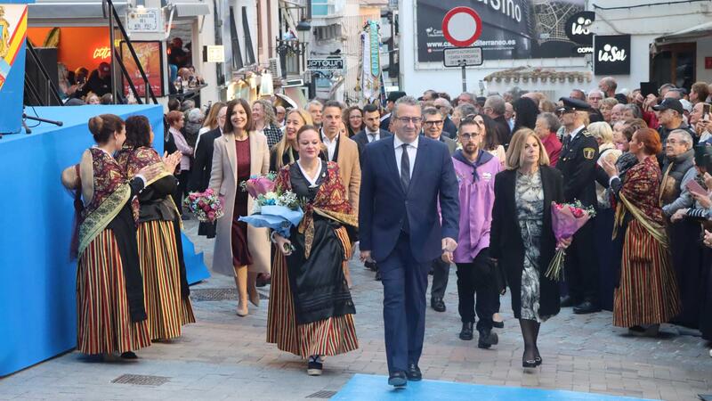 Benidorm torna a mostrar la seua devoció per la Mare de Déu amb una multitudinària ofrena en el 285 aniversari de la Trobada