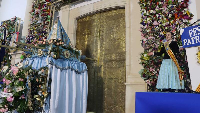 Benidorm torna a mostrar la seua devoció per la Mare de Déu amb una multitudinària ofrena en el 285 aniversari de la Trobada