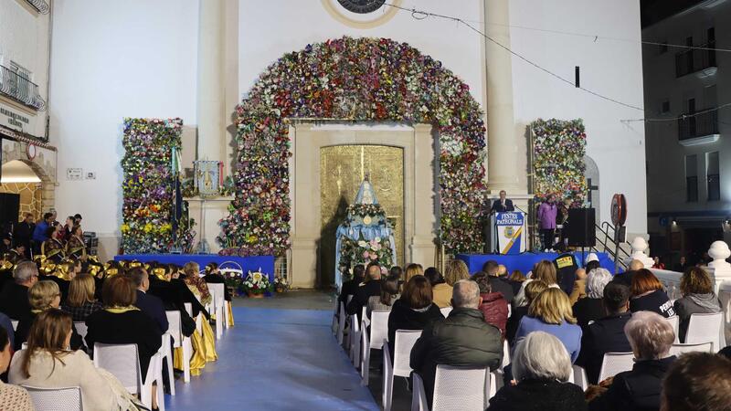 Benidorm torna a mostrar la seua devoció per la Mare de Déu amb una multitudinària ofrena en el 285 aniversari de la Trobada