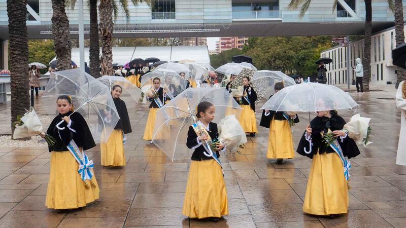 Benidorm Fallas make an offering to the Virgin Mary despite the rains this afternoon