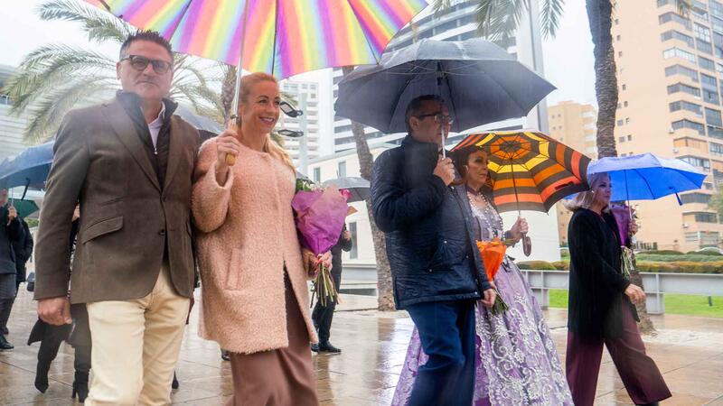 Benidorm Fallas make an offering to the Virgin Mary despite the rains this afternoon