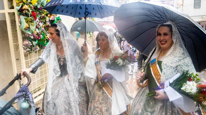 Benidorm Fallas make an offering to the Virgin Mary despite the rains this afternoon