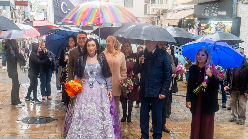 Benidorm Fallas make an offering to the Virgin Mary despite the rains this afternoon
