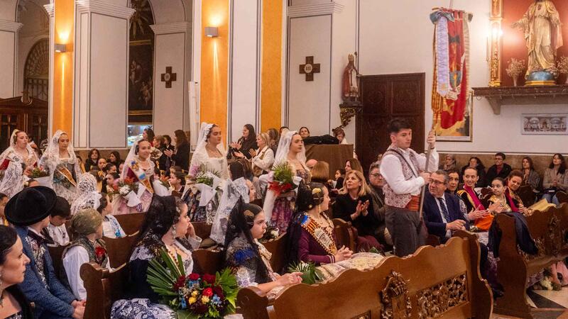 Benidorm Fallas make an offering to the Virgin Mary despite the rains this afternoon