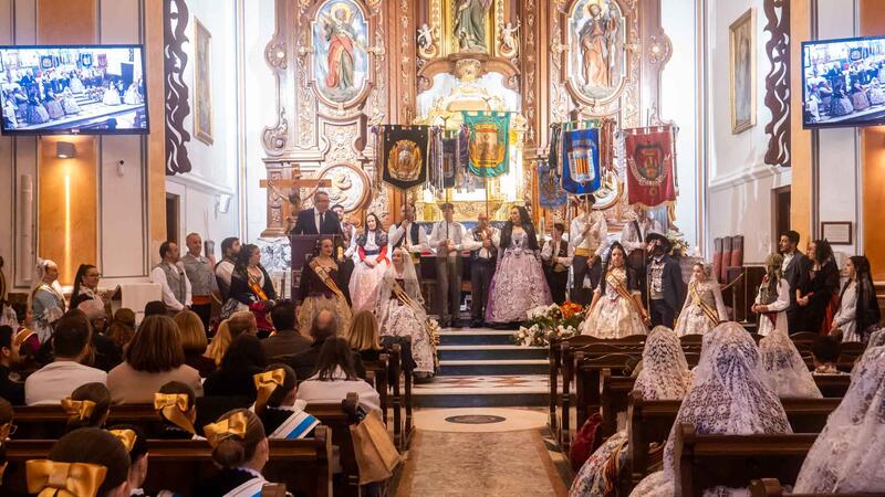 Benidorm Fallas make an offering to the Virgin Mary despite the rains this afternoon