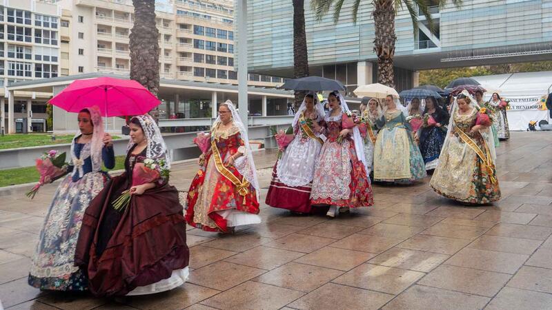Benidorm Fallas make an offering to the Virgin Mary despite the rains this afternoon